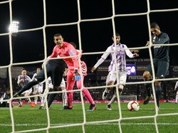Madrid tak butuh lama untuk menyamakan kedudukan, hanya lima menit berselang skor berubah jadi 1-1. Dari skenario tendangan sudut, bola yang melambung ke kotak penalti gagal ditinju oleh kiper Valladolid. Rapahel Varena berdiri di posisi dan waktu yang tepat untuk membelokkan bola ke dalam gawang. REUTERS/Sergio Perez.