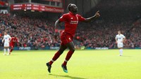 Lalu berbalik unggul lewat Mane sepuluh menit berselang. Babak pertama berakhir 2-1 untuk keunggulan Si Merah. REUTERS/Jason Cairnduff.