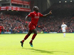 Lalu berbalik unggul lewat Mane sepuluh menit berselang. Babak pertama berakhir 2-1 untuk keunggulan Si Merah. REUTERS/Jason Cairnduff.
