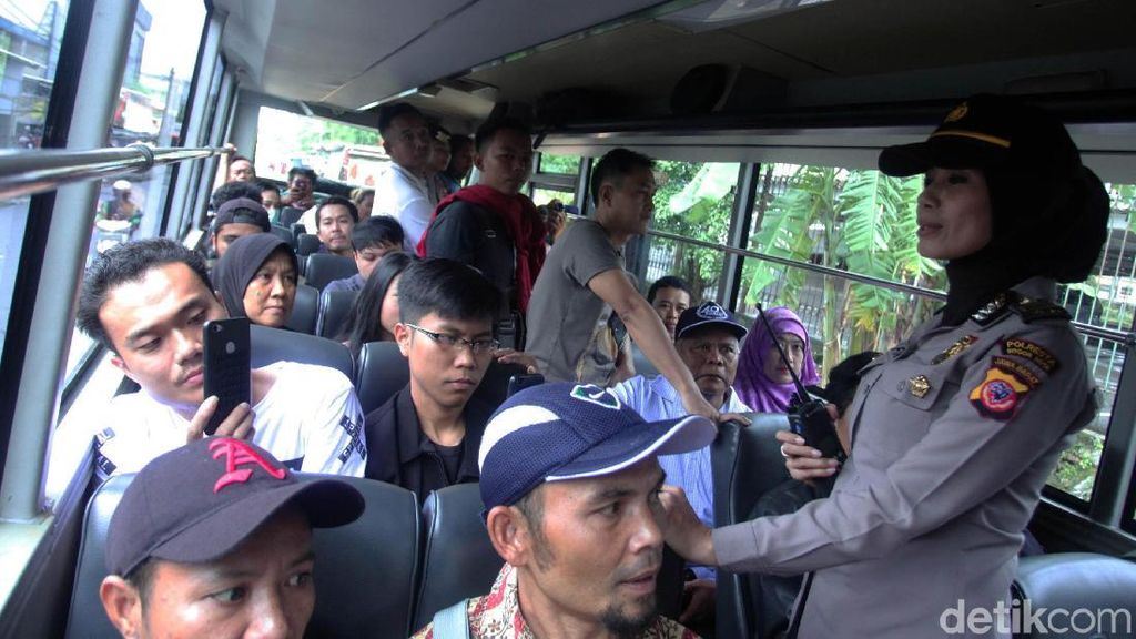 Penumpang KRL Stasiun Bogor Manfaatkan Bus dan Truk Polisi