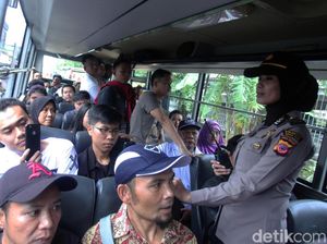 Penumpang KRL Stasiun Bogor Manfaatkan Bus dan Truk Polisi