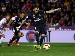 Madrid membalikkan keadaan menjadi 2-1 melalu tendangan penalti Karim Benzema saat babak kedua baru berjalan enam menit. Striker asal Prancis itu kembali menjebol gawang Valladolid di menit 59. Kali ini dia mencetak gol menggunakan kepala saat menyongsong umpan yang dilepaskan Toni Kross dari sisi lapangan. REUTERS/Sergio Perez.