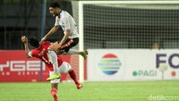 Seorang pemain Bali United melakukan pelanggaran yang langsung diganjar kartu kuning.