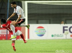 Seorang pemain Bali United melakukan pelanggaran yang langsung diganjar kartu kuning.