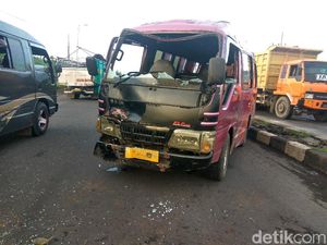 Hindari Lubang di Porong Lama, Bison Tabrak Dump Truk