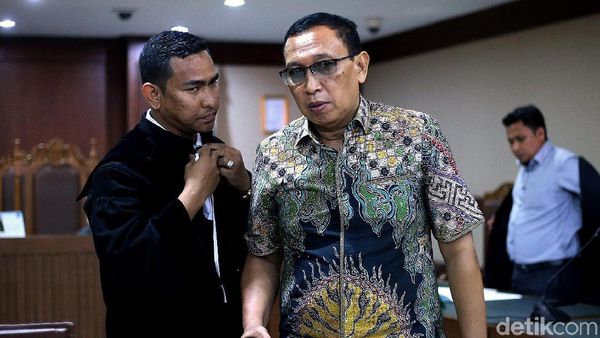 Ekspresi Sekjen dan Bendahara KONI Saat Jalani Sidang Perdana