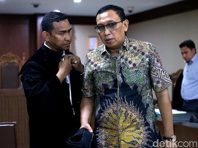 Ekspresi Sekjen dan Bendahara KONI Saat Jalani Sidang Perdana