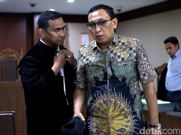 Ekspresi Sekjen dan Bendahara KONI Saat Jalani Sidang Perdana