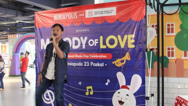 Salah satu anak menyanyikan sebuah lagu