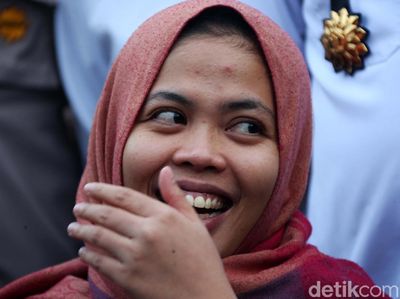 Tawa Bahagia Siti Aisyah saat Tiba di Tanah Air