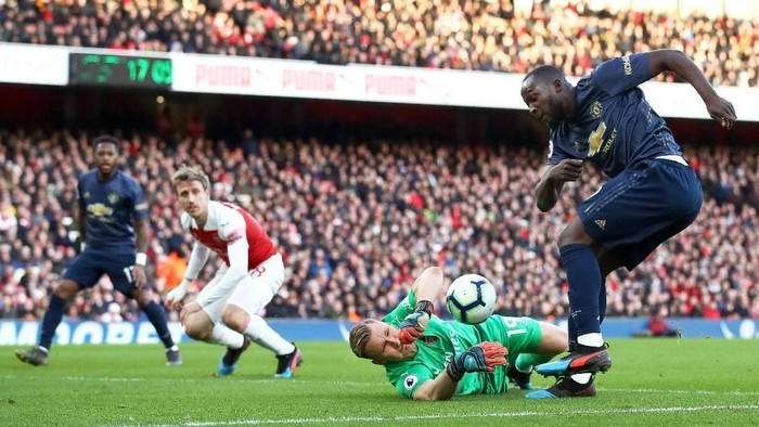 LONDON, ENGLAND - MARCH 10: Bernd Leno of Arsenal reaches for the ball as Romelu Lukaku of Manchester United shoots during the Premier League match between Arsenal FC and Manchester United at Emirates Stadium on March 10, 2019 in London, United Kingdom. (Photo by Julian Finney/Getty Images)