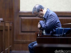 Dituntut 7 Tahun Penjara, Tamin Sukardi Tertunduk Lesu