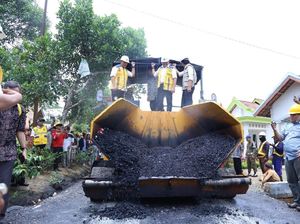 Jalan di Musi Banyuasin Mulai Pakai Aspal Campur Karet Jalan di Musi Banyuasin Mulai Pakai Aspal Campur Karet