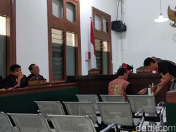 Kembali Diadili, Itoc Tochija Pakai Alat Bantu Pernapasan Saat Sidang Korupsi