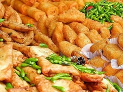 Penjual Gorengan Irit-irit Kasih Cabai Rawit Gara-gara Harganya Selangit
