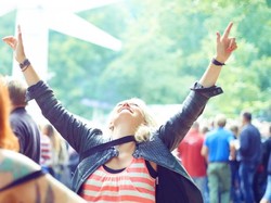 Sisi Suram yang Jarang Diketahui di Balik Negara-negara Paling Bahagia