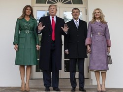 Donald Trump Tinggalkan Melania di Luar Gedung Putih, Netizen Kesal