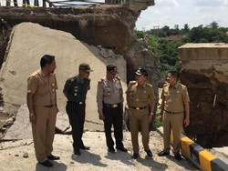 Hujan Deras, Jembatan Cipamingkis Bekasi Longsor