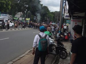 Massa Demo di Depan Kantor Adhi Karya Pasar Minggu, Lalin Sempat Macet