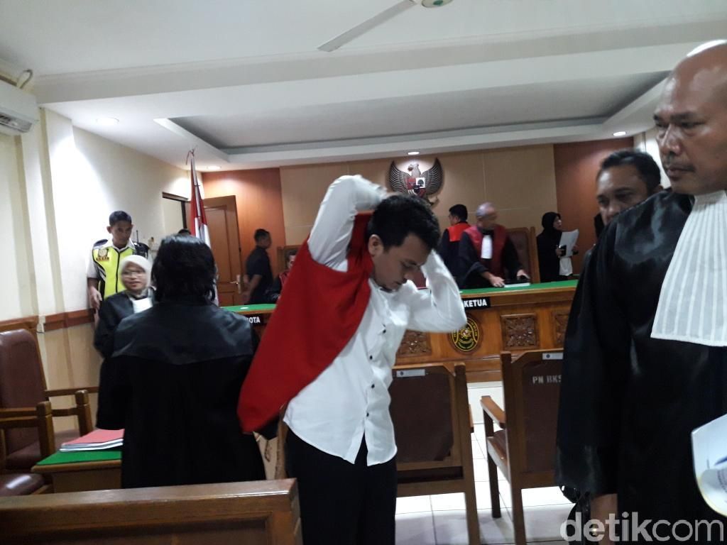 Harris Simamora Didakwa Bunuh Satu Keluarga Daperum, Terancam Hukuman Mati Harris Simamora Didakwa Bunuh Satu Keluarga Daperum, Terancam Hukuman Mati