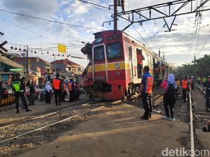 3 Gerbong Anjlok Dievakuasi Kereta Penolong ke Dipo KRL Bogor 3 Gerbong Anjlok Dievakuasi Kereta Penolong ke Dipo KRL Bogor