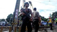 Polisi Berjaga di Lokasi KRL Anjlok Jalur Jakarta-Bogor