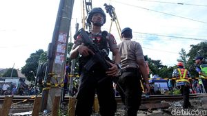 Polisi Berjaga di Lokasi KRL Anjlok Jalur Jakarta-Bogor