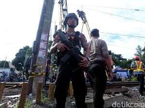 Polisi Berjaga di Lokasi KRL Anjlok Jalur Jakarta-Bogor Polisi Berjaga di Lokasi KRL Anjlok Jalur Jakarta-Bogor