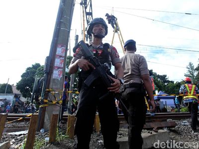 Polisi Berjaga di Lokasi KRL Anjlok Jalur Jakarta-Bogor