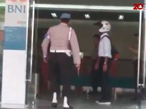 Video Pria Ini Dilumpuhkan Polisi karena Bawa Parang ke Kantor Bank