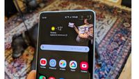 Marak Wallpaper Kreatif Sembunyikan Lubang Kamera Galaxy S10
