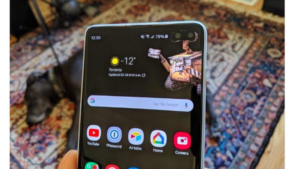 Marak Wallpaper Kreatif Sembunyikan Lubang Kamera Galaxy S10