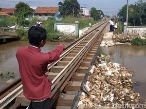 Mayat Pria Ditemukan Tersangkut di Jembatan Rel KA Rancaekek