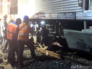 3 Gerbong KRL yang Terguling Berhasil Dievakusi ke Rel