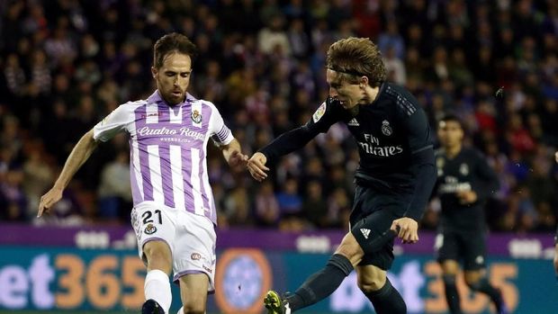 Aksi Luka Modric mencetak gol keempat Madrid ke gawang Valladolid