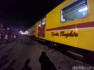 Akan Evakuasi 3 Gerbong, Kereta Penolong Tiba di Lokasi KRL Anjlok