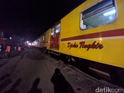 Akan Evakuasi 3 Gerbong, Kereta Penolong Tiba di Lokasi KRL Anjlok