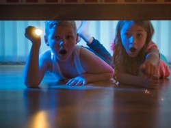 6 Tips Aman Bercinta Agar Tak Terganggu Anak-anak