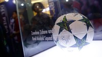 Bola untuk pertandingan Liga Champions juga dipamerkan dalam acara tersebut.