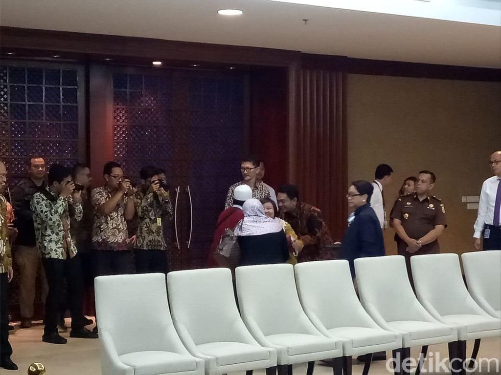 Menlu: Ini Proses Panjang, Selamat Kembali ke Keluarga Siti Aisyah Menlu: Ini Proses Panjang, Selamat Kembali ke Keluarga Siti Aisyah