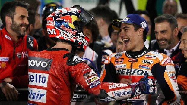 Andrea Dovizioso dan Marc Marquez berbicara di parc ferme MotoGP Qatar 2019.