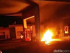 Gara-gara Isi BBM Pakai Jeriken, SPBU di Kediri Terbakar Gara-gara Isi BBM Pakai Jeriken, SPBU di Kediri Terbakar