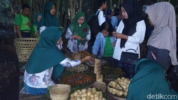 Potret Pasar Unik di Temanggung yang Rimbun Bambu