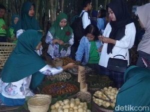 Potret Pasar Unik di Temanggung yang Rimbun Bambu