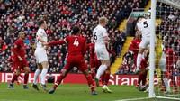 Dari sepak pojok, tendangan Westwood mengarah langsung ke gawang dan jadi gol. REUTERS/Andrew Yates.