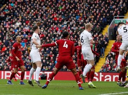 Dari sepak pojok, tendangan Westwood mengarah langsung ke gawang dan jadi gol. REUTERS/Andrew Yates.