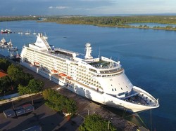 Kapal Pesiar Besar Makin Nyaman Bersandar di Bali