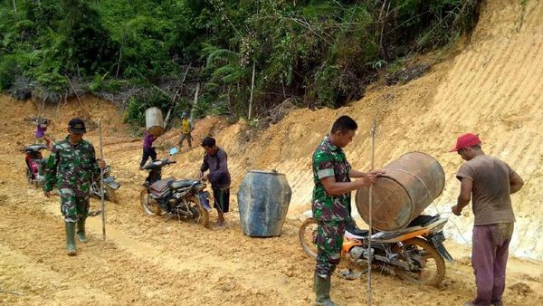 Saat TNI Bahu Membahu Perbaiki Jalan di Landak