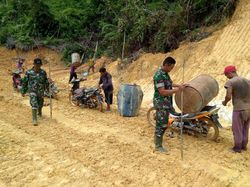 Saat TNI Bahu Membahu Perbaiki Jalan di Landak