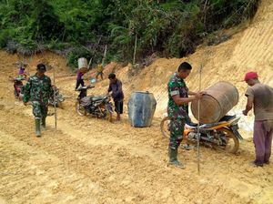 Saat TNI Bahu Membahu Perbaiki Jalan di Landak Saat TNI Bahu Membahu Perbaiki Jalan di Landak